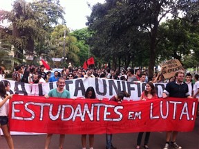 Em protesto, acadêmicos da UEM fazem passeata e fecham trecho da Avenida Colombo